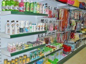 Gôndolas de parede com prateleiras e ganchos para acessórios.